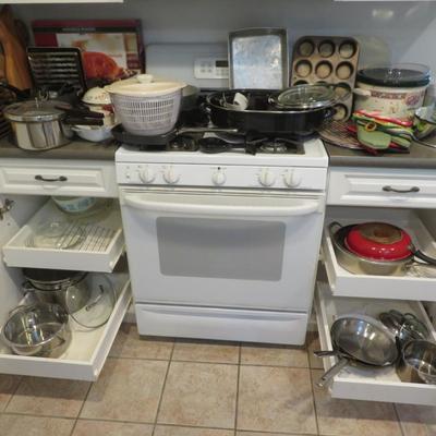Kitchenware Group Lot - All Seen In Pictures - pots / Pans / Pyrex / Crock Pot / Cutting Boards
