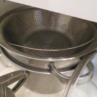 Kitchenware Group Lot - All Seen In Pictures - pots / Pans / Pyrex / Crock Pot / Cutting Boards