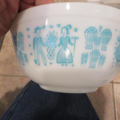 Kitchenware Group Lot - All Seen In Pictures - pots / Pans / Pyrex / Crock Pot / Cutting Boards