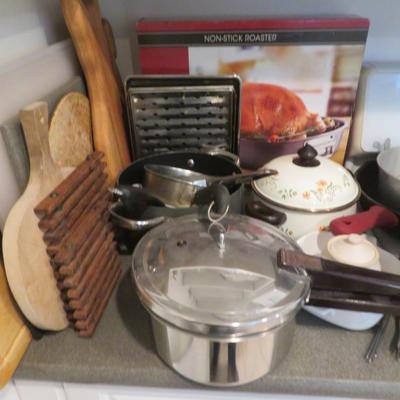 Kitchenware Group Lot - All Seen In Pictures - pots / Pans / Pyrex / Crock Pot / Cutting Boards