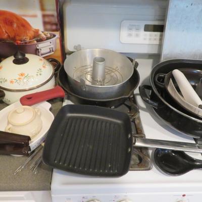 Kitchenware Group Lot - All Seen In Pictures - pots / Pans / Pyrex / Crock Pot / Cutting Boards