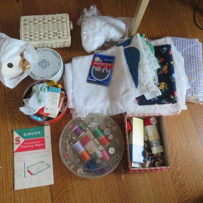 Sewing Machine Lot - Vintage Kenmore Sewing machine With Accesories. All Seen In Photos.