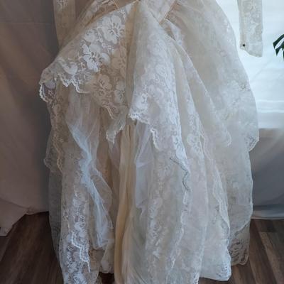 Vintage Lace Wedding Gown (B2-BBL)