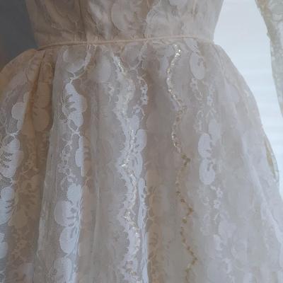 Vintage Lace Wedding Gown (B2-BBL)