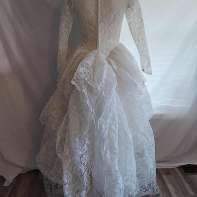 Vintage Lace Wedding Gown (B2-BBL)