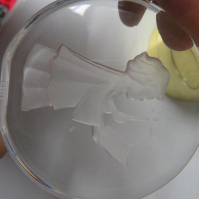 DANBURY MINT PAPERWEIGHT art glass sculpture figurine vintage holiday Christmas decor gift collectible retired 1986 angel star born puppy