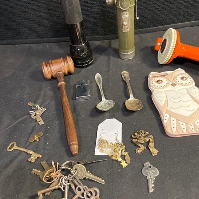 134 - variety of vintage items (Boy Scout Flashlight)
