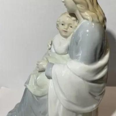 Vintage Mother & Child by Homco Porcelain Figurine 7.75" Tall in VG Preowned Condition.