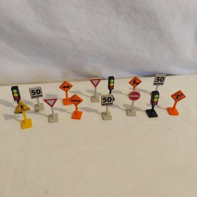 Driven Tiny Cars and Roadway Track (B2-BBL)