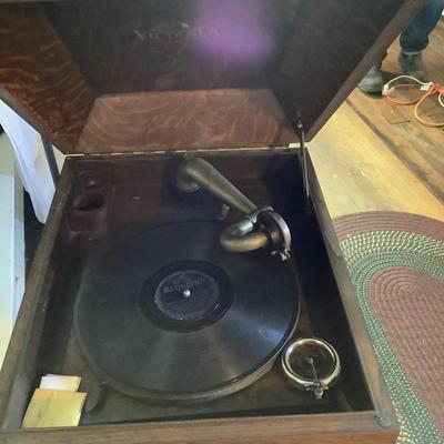 399 Antique Victrola Victor Talking Machine with Cabinet