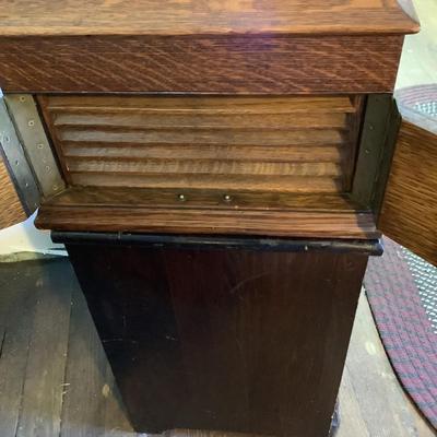 399 Antique Victrola Victor Talking Machine with Cabinet