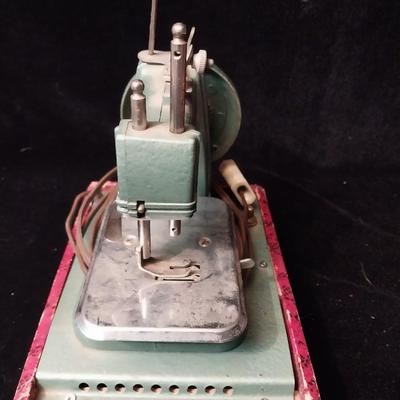 VINTAGE BETSY ROSS CHILD SIZE SEWING MACHINE