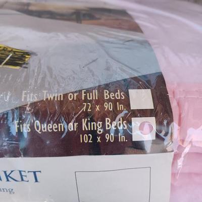 NEW QUEEN SIZE BLANKETS AND MATTRESS COVER