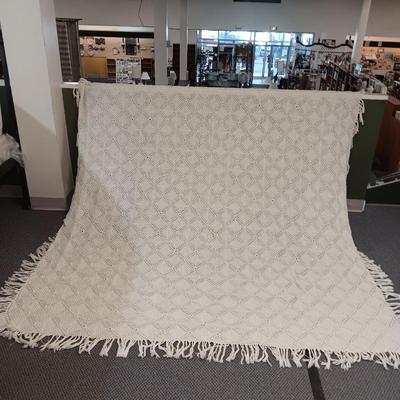 STUNNING HAND CROCHETED KING SIZE BEDSPREAD