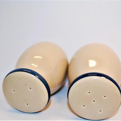 Beige Set with Blue Birds and Berries in the Beak 4"
