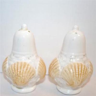 Pointed Top Set with Beige Clam Shells 3 1/2"