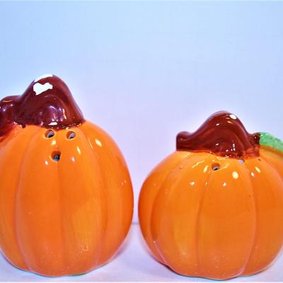 Flattened Pumpkins with Stems and Leaves 2 1/2"