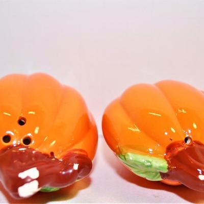 Flattened Pumpkins with Stems and Leaves 2 1/2"