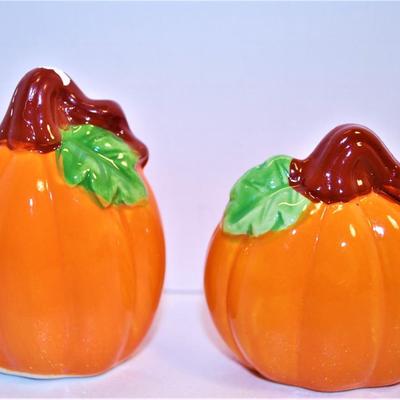 Flattened Pumpkins with Stems and Leaves 2 1/2"