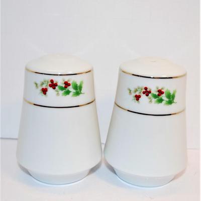 Free-Form Set with 2 Gold Rings and Holly Leaves + Berries 3"