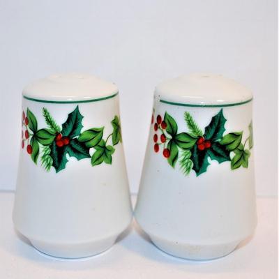 Barrel Shape White with 3 Sets of Holly Sprigs 3 1/2"
