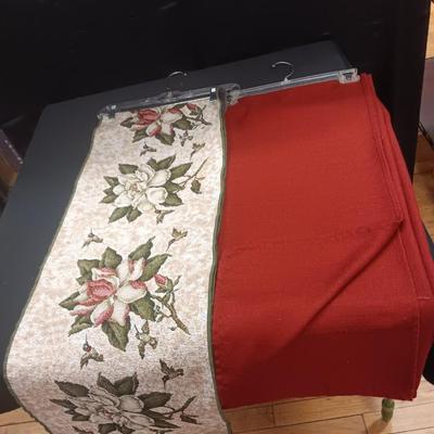 LINEN TABLECLOTH AND TABLE RUNNER