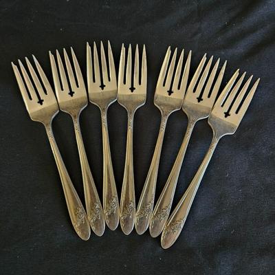 44 Piece Onieda Tudor Plate Silverware (DR-DW)