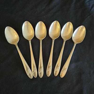 44 Piece Onieda Tudor Plate Silverware (DR-DW)
