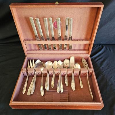 44 Piece Onieda Tudor Plate Silverware (DR-DW)