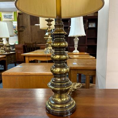 HARD ROCK MAPLE COFFEE TABLE WITH COLUMN STYLE BRASS LAMP
