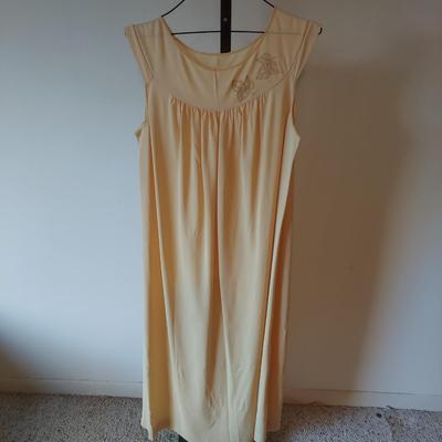 Vintage Nightgowns and Robes (B1-BBL)