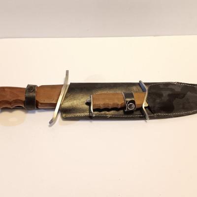 Pakistan Stainless marked Lion printed on blade -wooden handled Piggyback hunting knife set.