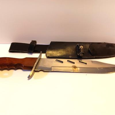 Pakistan Stainless marked Lion printed on blade -wooden handled Piggyback hunting knife set.