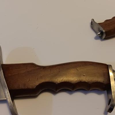 Pakistan Stainless marked Lion printed on blade -wooden handled Piggyback hunting knife set.