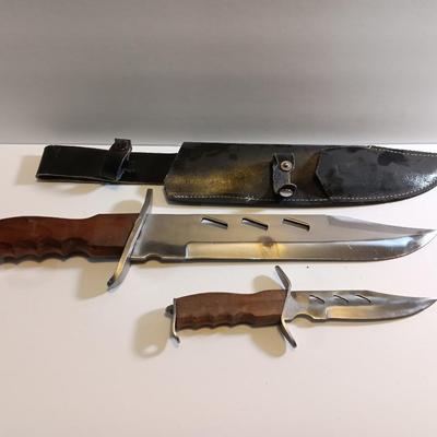 Pakistan Stainless marked Lion printed on blade -wooden handled Piggyback hunting knife set.