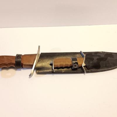 Pakistan Stainless marked Lion printed on blade -wooden handled Piggyback hunting knife set.