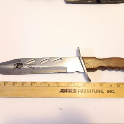 Pakistan Stainless marked Lion printed on blade -wooden handled Piggyback hunting knife set.