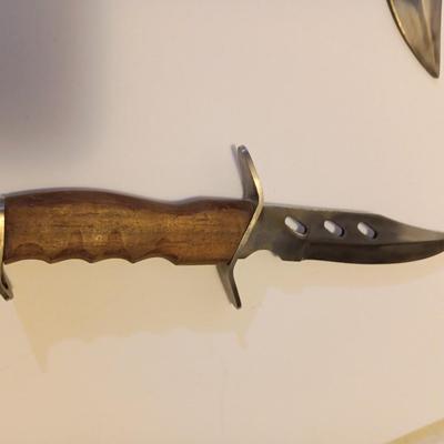Pakistan Stainless marked Lion printed on blade -wooden handled Piggyback hunting knife set.