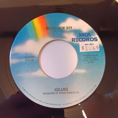 Vinyl albums 45's record - Little river band - Barry Manilow - Melanie - Monotones - Megatons - teen beat