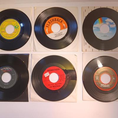 Vinyl albums 45's record - Little river band - Barry Manilow - Melanie - Monotones - Megatons - teen beat