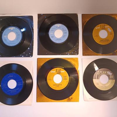 Vinyl albums 45's record - Dr. Hook - Harry Chapin - Bette Midler - The Diamonds