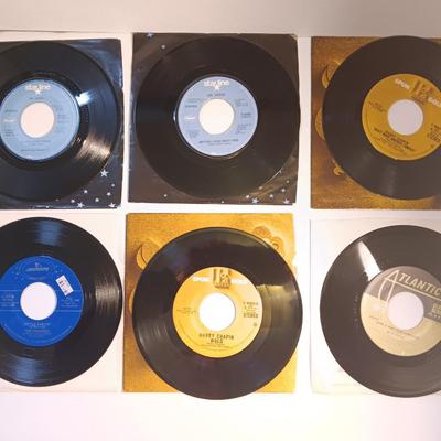 Vinyl albums 45's record - Dr. Hook - Harry Chapin - Bette Midler - The Diamonds