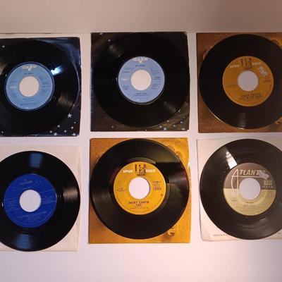 Vinyl albums 45's record - Dr. Hook - Harry Chapin - Bette Midler - The Diamonds