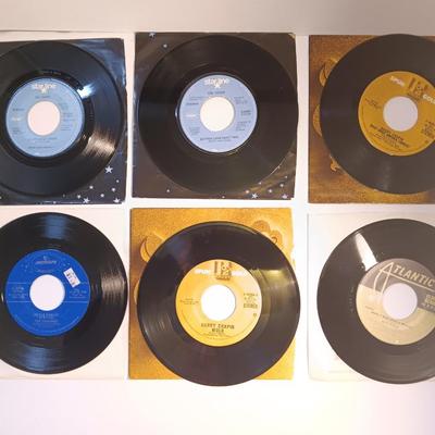 Vinyl albums 45's record - Dr. Hook - Harry Chapin - Bette Midler - The Diamonds