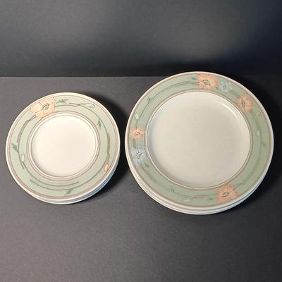 LOT 5K: Set of Mikasa Intaglio Bella Flora and Russel Wright Dishes