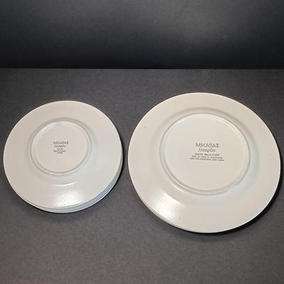 LOT 5K: Set of Mikasa Intaglio Bella Flora and Russel Wright Dishes