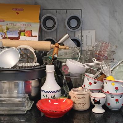 LOT 7K: Kitchen Collection- Cake Pans, Pyrex Bowls and Measuring Cups, Corningware Casserole Dish & More