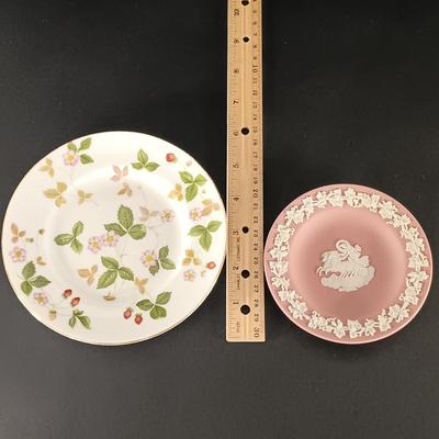 LOT 20K: Wedgewood Collection- Classic Garden Mantle Clock, Pink Trinket Tray & Wild Strawberry Vase, Clocks and Plates