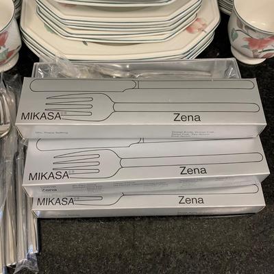 LOT 54K: Mikasa G3026/599 Zena Silverware with Mikasa Continental Silk Flowers Dishes
