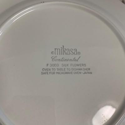 LOT 54K: Mikasa G3026/599 Zena Silverware with Mikasa Continental Silk Flowers Dishes